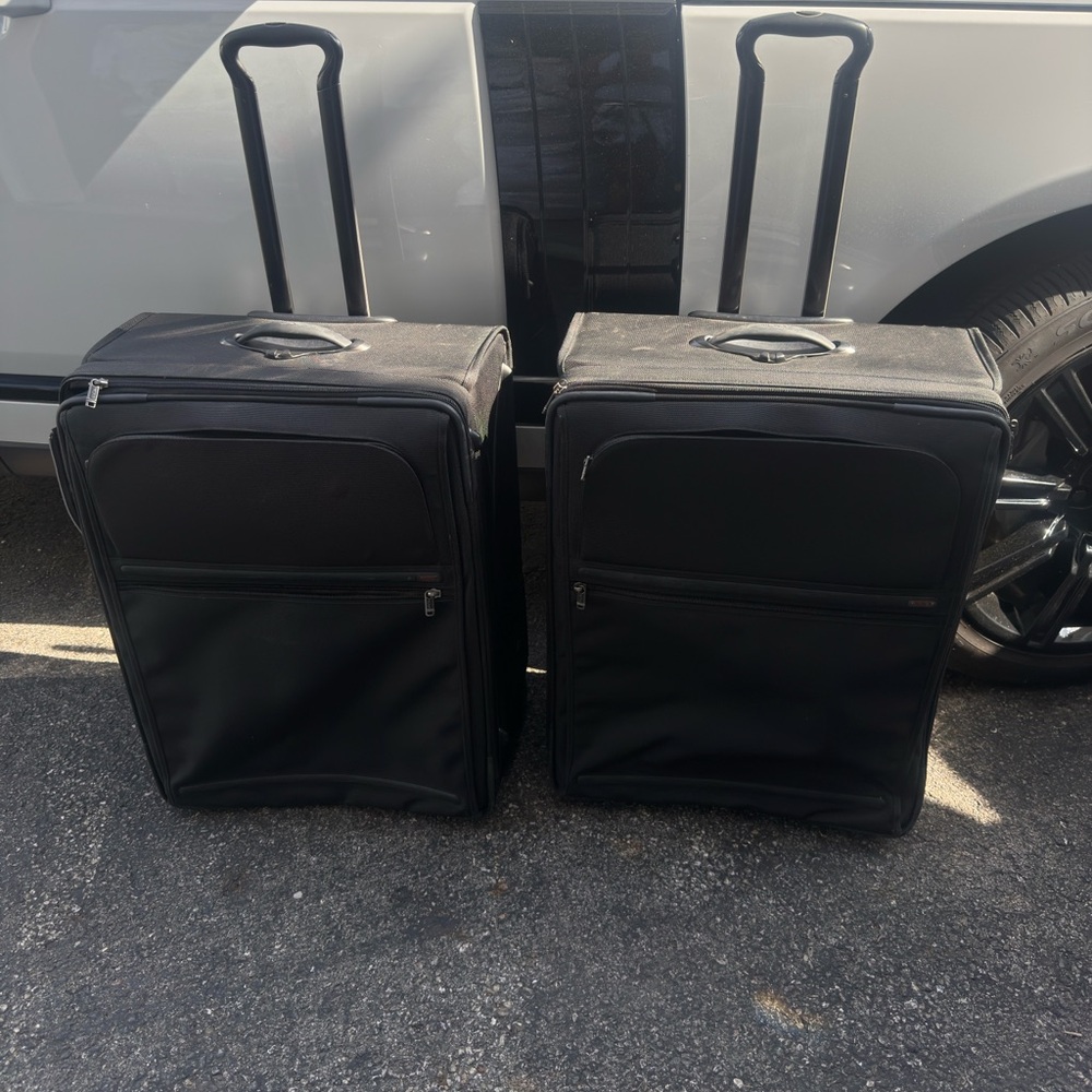 Tumi Black Alpha 2 International Expandable 2 Wheeled 25 “ Suitcase